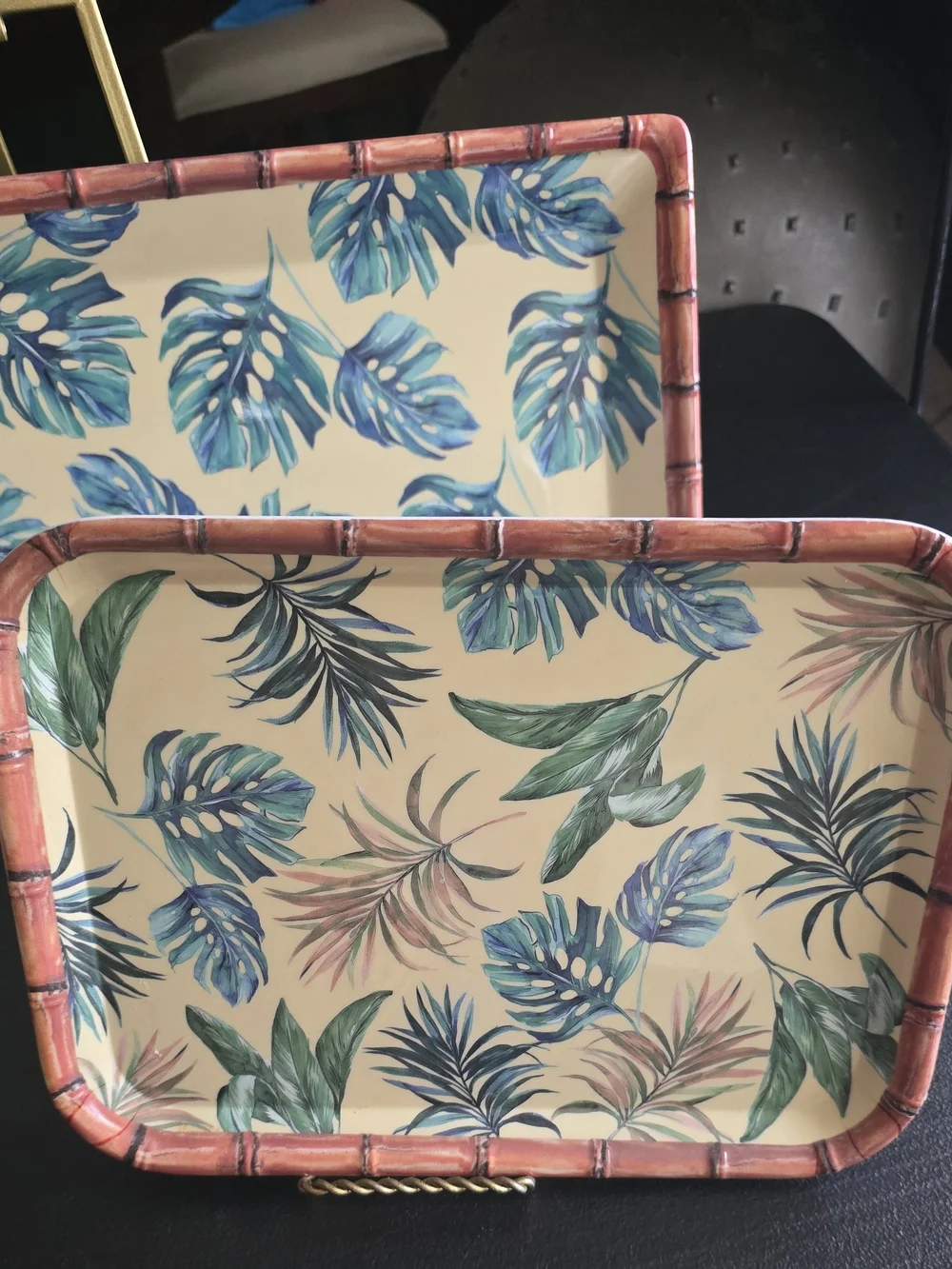 Set Of 2 Melamine Tray With Tropical Leaf Accents.